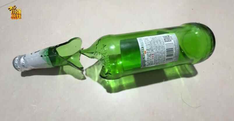 哈尔滨啤酒突然爆裂，男子眼球被炸破