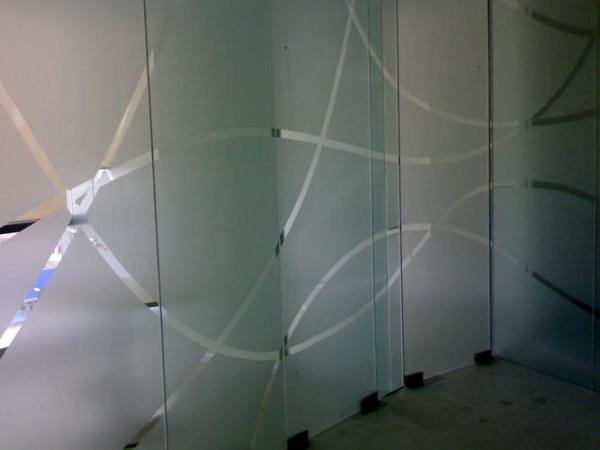 办公室玻璃隔断怎么选贴膜？从隔热隐私到智能调光，这四种方案帮你搞定！(图2)